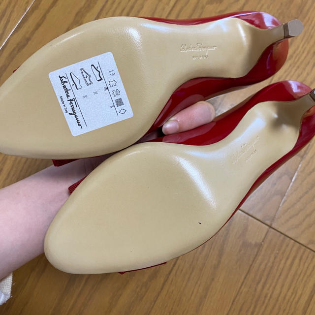 Salvatore Ferragamo(サルヴァトーレフェラガモ)の定価9万円 新品 フェラガモ パンプス 赤 レッド レディースの靴/シューズ(ハイヒール/パンプス)の商品写真