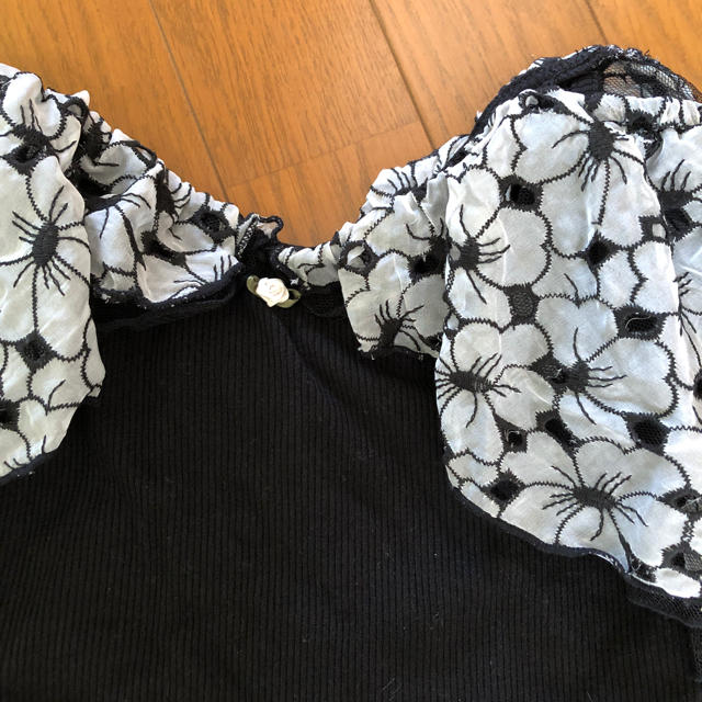 Crayme,(クレイミー)のCrayme, Flower Collar V Tops レディースのトップス(カットソー(半袖/袖なし))の商品写真