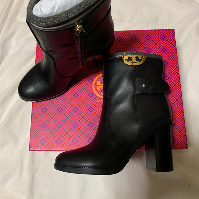 Tory Burch(トリーバーチ)の新品　【トリーバーチ】　ブーティ　37  ブラック　ブーツ　金具 レディースの靴/シューズ(ブーティ)の商品写真