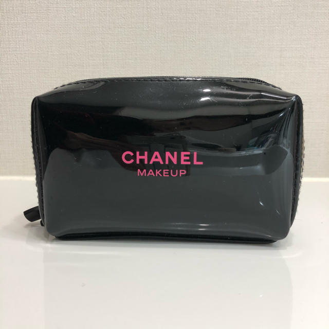 CHANEL(シャネル)のシャネル　ポーチ　黒　エナメル　新品 レディースのファッション小物(ポーチ)の商品写真