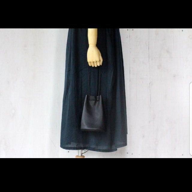 レザー巾着バッグ　ブラック レディースのバッグ(ハンドバッグ)の商品写真