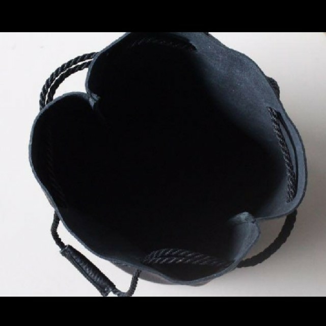 レザー巾着バッグ　ブラック レディースのバッグ(ハンドバッグ)の商品写真