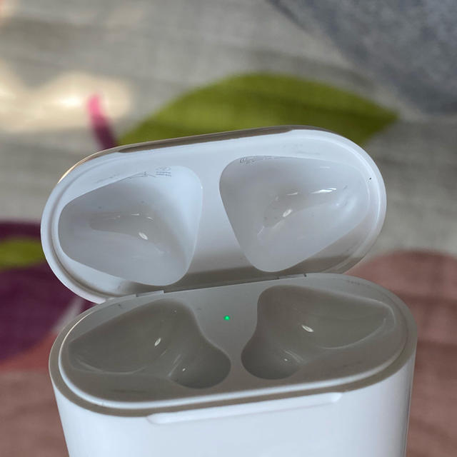 Apple(アップル)のAirpods 第2世代 スマホ/家電/カメラのオーディオ機器(ヘッドフォン/イヤフォン)の商品写真