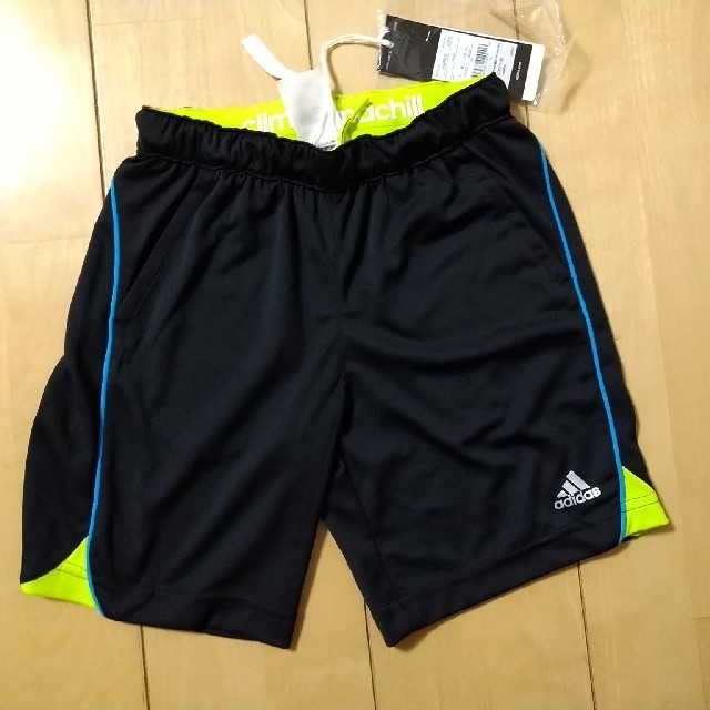 adidas(アディダス)のアディダス　ハーフパンツ　ショートパンツ　サイズ　130 キッズ/ベビー/マタニティのキッズ服男の子用(90cm~)(パンツ/スパッツ)の商品写真