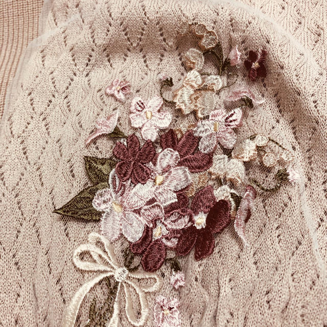 axes femme(アクシーズファム)のブーケ刺繍×チュール袖カーデ　axes  新品　淡ピンク レディースのトップス(カーディガン)の商品写真