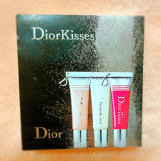 Dior(ディオール)の＊＊菅さま専用＊新品未使用＊DIOR Kissグロス3本セット　Dチャーム付き コスメ/美容のベースメイク/化粧品(リップグロス)の商品写真