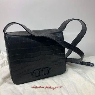 サルヴァトーレフェラガモ(Salvatore Ferragamo)の【美品】フェラガモ ガンチーニ 型押レザー ショルダー 黒 保存袋(ショルダーバッグ)