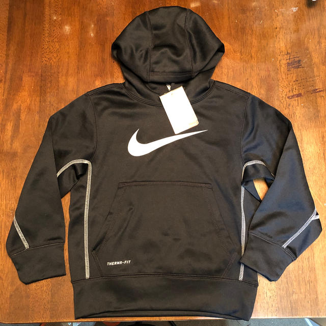 NIKE(ナイキ)のNIKE  キッズパーカー　130  BLACK キッズ/ベビー/マタニティのキッズ服男の子用(90cm~)(Tシャツ/カットソー)の商品写真