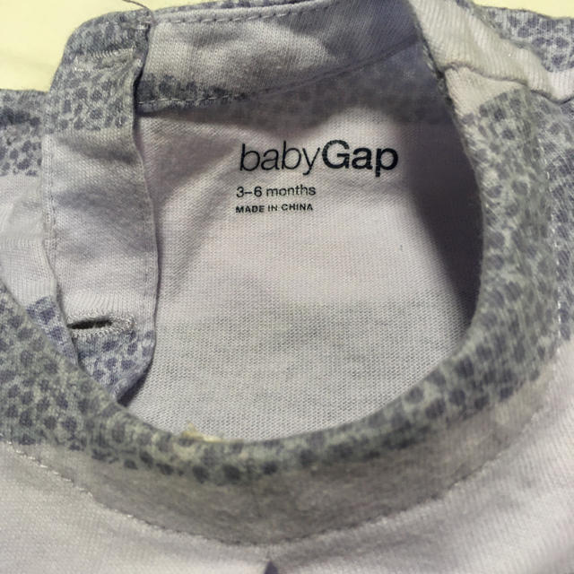 babyGAP(ベビーギャップ)のbaby  GAP 花柄　トップス キッズ/ベビー/マタニティのベビー服(~85cm)(シャツ/カットソー)の商品写真