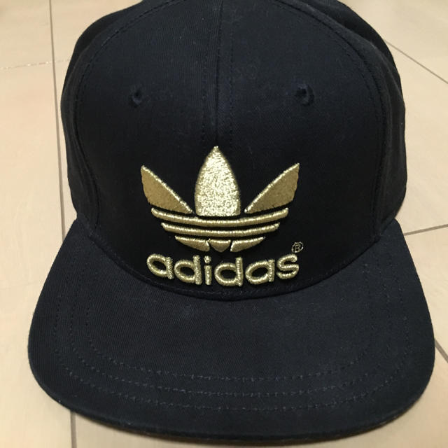 adidas(アディダス)のadidas キャップ 黒×金 メンズの帽子(キャップ)の商品写真