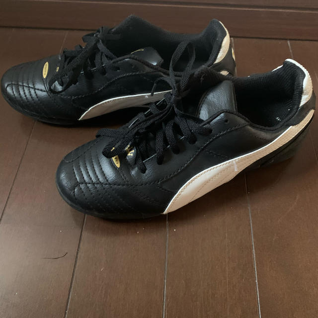 PUMA(プーマ)のプーマ　23.5  黒　トレシュー スポーツ/アウトドアのサッカー/フットサル(シューズ)の商品写真