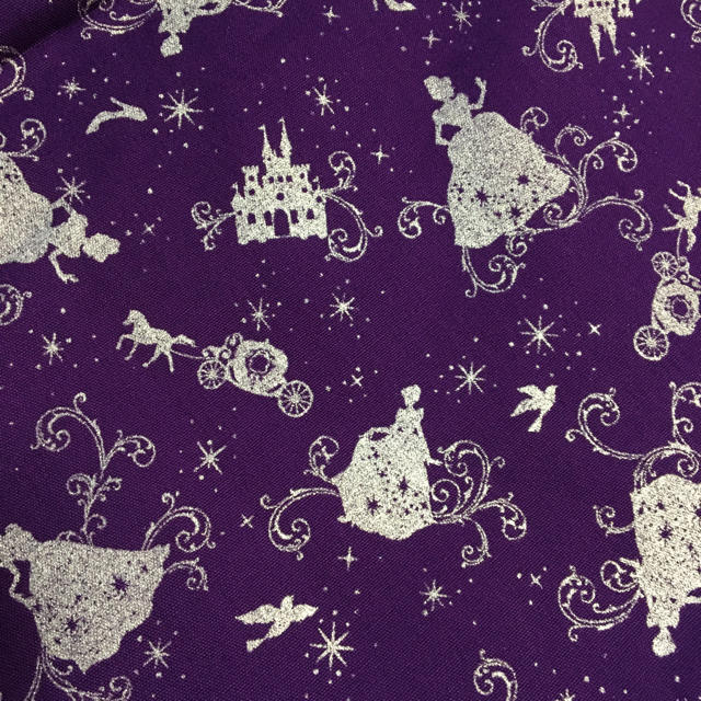 Disney(ディズニー)の生地　シンデレラ　シルバー　ディズニー　プリンセス  プリント　紫　はぎれ ハンドメイドの素材/材料(生地/糸)の商品写真