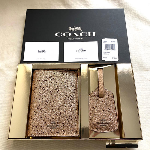 COACH(コーチ)のCOACH パスポートケース インテリア/住まい/日用品の日用品/生活雑貨/旅行(旅行用品)の商品写真