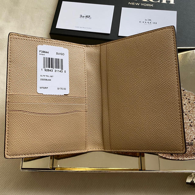 COACH(コーチ)のCOACH パスポートケース インテリア/住まい/日用品の日用品/生活雑貨/旅行(旅行用品)の商品写真