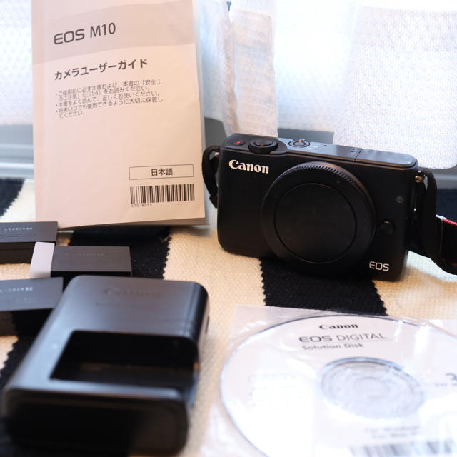 Canon(キヤノン)の【真面目なショップ様専用】Canon EOS M10 ボディ&バッテリー×3 スマホ/家電/カメラのカメラ(ミラーレス一眼)の商品写真