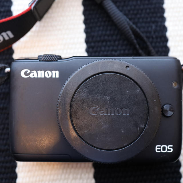 Canon(キヤノン)の【真面目なショップ様専用】Canon EOS M10 ボディ&バッテリー×3 スマホ/家電/カメラのカメラ(ミラーレス一眼)の商品写真