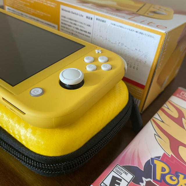 Nintendo Switch(ニンテンドースイッチ)の任天堂　switch lite ポケモン　シールド　イエロー　フィルム付き エンタメ/ホビーのゲームソフト/ゲーム機本体(家庭用ゲーム機本体)の商品写真