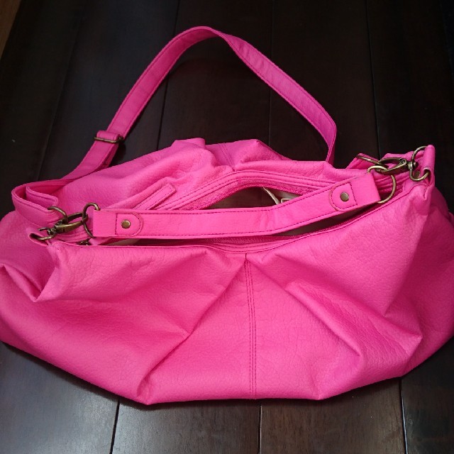 ピンク ショルダーバッグ レディースのバッグ(ショルダーバッグ)の商品写真