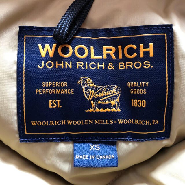 WOOLRICH(ウールリッチ)の【未使用 カナダ製】ウールリッチ アークティックパーカー ML ベージュ XS メンズのジャケット/アウター(ダウンジャケット)の商品写真