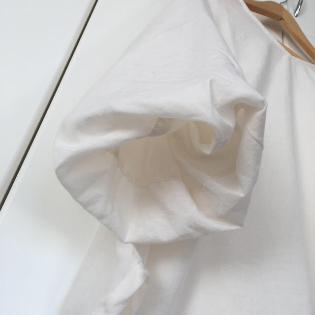 URBAN RESEARCH(アーバンリサーチ)のアーバンリサーチ✨オフ白のボリューム袖ブラウス レディースのトップス(シャツ/ブラウス(半袖/袖なし))の商品写真