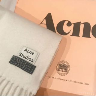 アクネ(ACNE)のアクネ　マフラー　ホワイト　箱付き　BOX ACNE 白　膝掛け(マフラー/ショール)