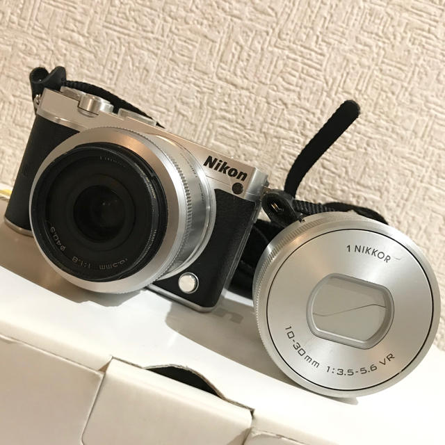 Nikon ダブルレンズキット シルバー 箱ありの通販 by shop｜ニコンならラクマ - Nikon 1 J5 最安値在庫