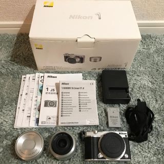 ニコン(Nikon)のNikon 1 J5 ダブルレンズキット シルバー 箱あり(ミラーレス一眼)