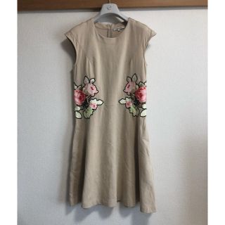 カルヴェン(CARVEN)の美品 カルヴェン  ワンピース S スウェット バラ お花 ベージュ 半袖(ひざ丈ワンピース)