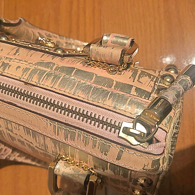 VERSACE - 人気上昇❣️ヴェルサーチ ピンクスタッズ バック レアの VERSACE - 人気上昇❣️ヴェルサーチ ピンクスタッズ バック レアの