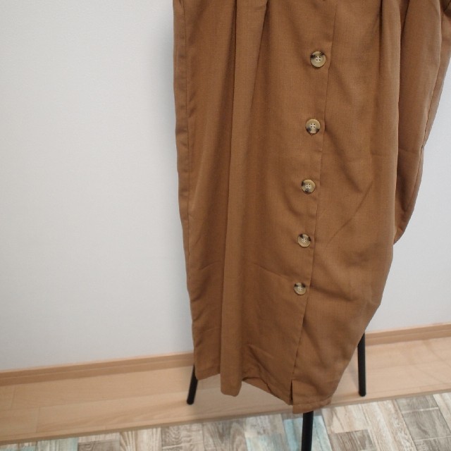 ジャンパースカート 💕 ベージュ ブラウン ノースリーブ 春 ボタン レディースのワンピース(ロングワンピース/マキシワンピース)の商品写真