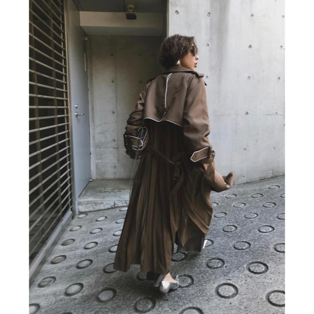 Ameri VINTAGE(アメリヴィンテージ)のVARIOUS BACK PLEATS TRENCH レディースのジャケット/アウター(トレンチコート)の商品写真