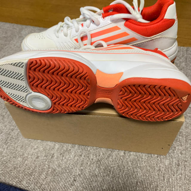 adidas(アディダス)のアディダス   テニスシューズ　23.5㎝ スポーツ/アウトドアのテニス(シューズ)の商品写真
