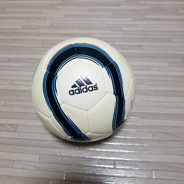 adidas(アディダス)のadidas ボール スポーツ/アウトドアのサッカー/フットサル(ボール)の商品写真