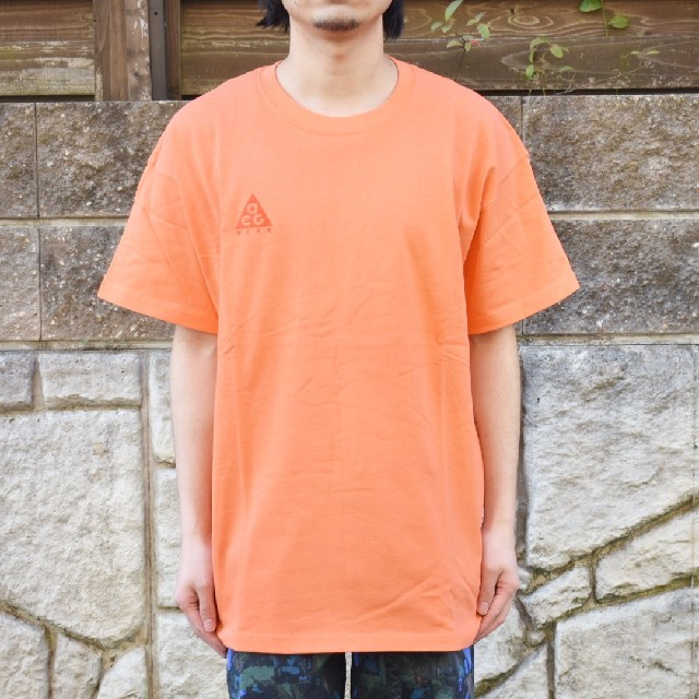 NIKE(ナイキ)のichi様専用★新品★NIKE ACG★ Tee オレンジ 胸刺繍ロゴTシャツ メンズのトップス(Tシャツ/カットソー(半袖/袖なし))の商品写真