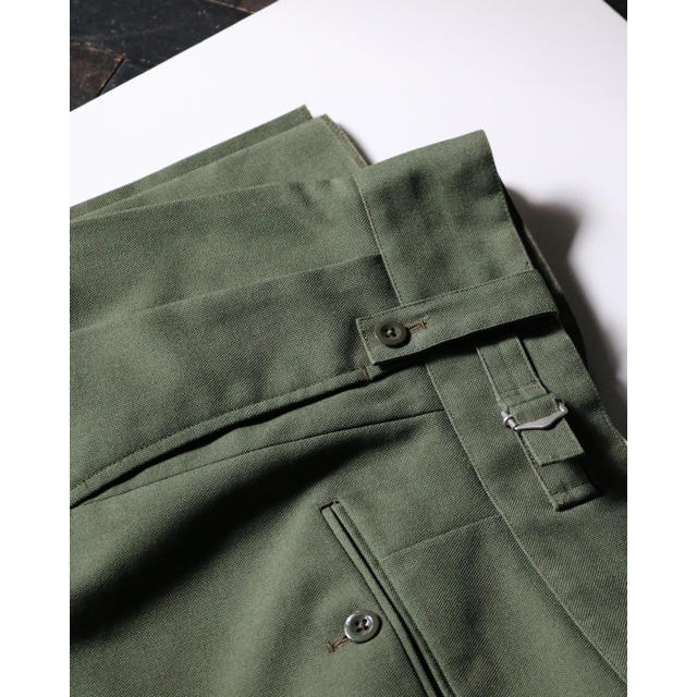 1LDK SELECT(ワンエルディーケーセレクト)のneat hopsack beltless-olive メンズのパンツ(スラックス)の商品写真