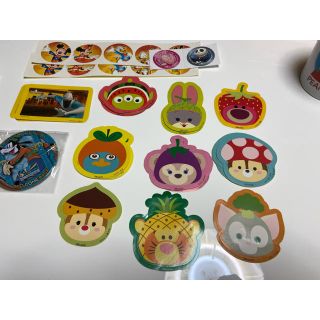 ディズニー(Disney)の非売品　香港Disney シールと缶バッチ(キャラクターグッズ)