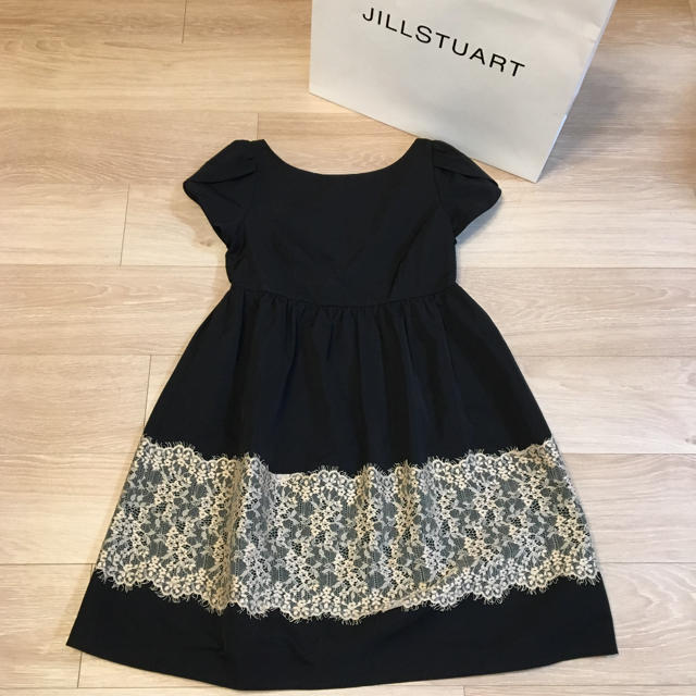 JILLSTUART(ジルスチュアート)のジルスチュアートホワイト♡フォーマルにも♡着痩せ♡黒レースタフタワンピ♡ふんわり レディースのワンピース(ひざ丈ワンピース)の商品写真