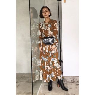 アメリヴィンテージ(Ameri VINTAGE)のAmeri BLOSSOM PLEATS DRESSブラウン(ロングワンピース/マキシワンピース)