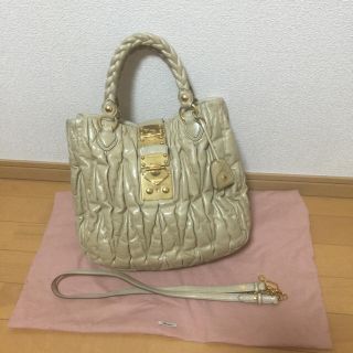 ミュウミュウ(miumiu)のミュウミュウ バッグ(トートバッグ)