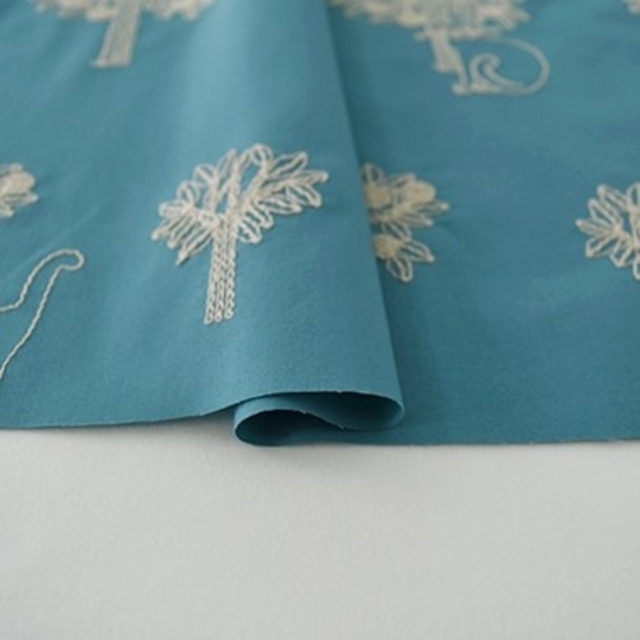 トラネコボンボン 刺繍生地＋タグ１枚 ハンドメイドの素材/材料(生地/糸)の商品写真