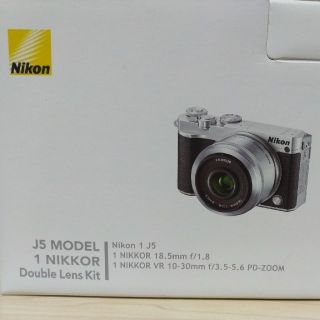 ニコン(Nikon)のNikon ニコン ミラーレス 一眼 J5 ダブルレンズキット　シルバー(ミラーレス一眼)