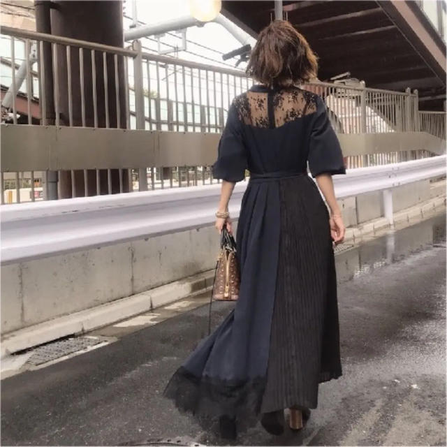 Ameri VINTAGE(アメリヴィンテージ)のAmeri PLEATS LACE ASYMMETRY DRESS レディースのワンピース(ロングワンピース/マキシワンピース)の商品写真