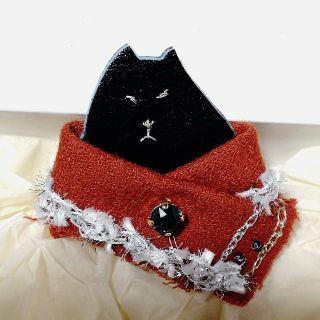 ハンドメイド作家もの・おしゃれ可愛い猫の貴婦人・レザー刺繍ブローチ、ストーンつき(コサージュ/ブローチ)