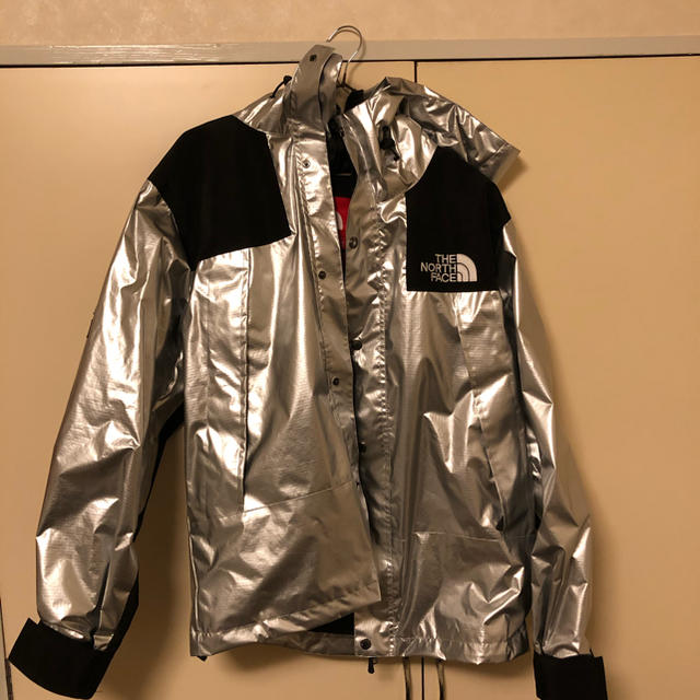 Supreme(シュプリーム)のSupreme The north face 18ss Mサイズ　シルバー メンズのジャケット/アウター(マウンテンパーカー)の商品写真