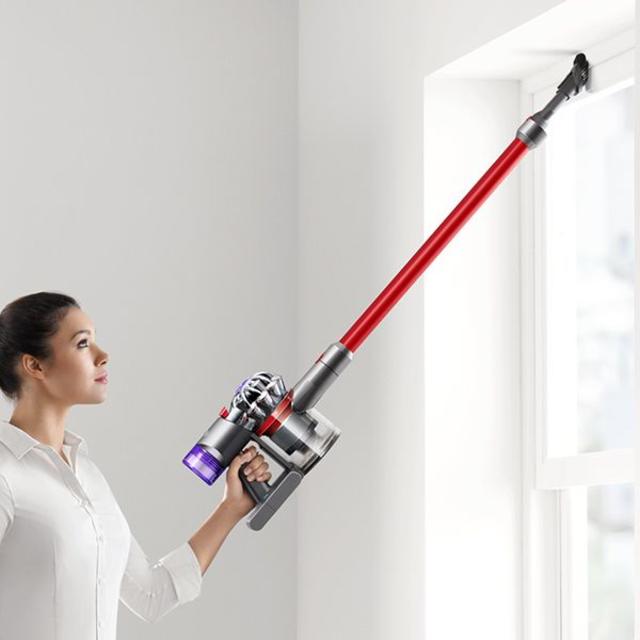 Dyson(ダイソン)の新品 dyson V8 slim fluffy+ ダイソン フラフィ プラス  スマホ/家電/カメラの生活家電(掃除機)の商品写真