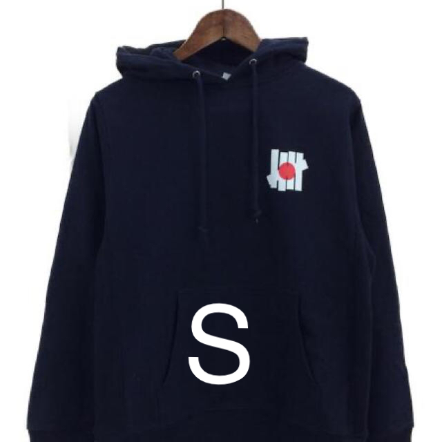 UNDEFEATED(アンディフィーテッド)のRISING SUN ICON PULLOVER HOOD ネイビー S メンズのトップス(パーカー)の商品写真