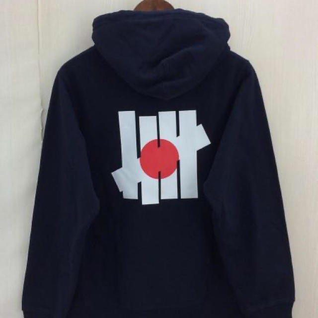 UNDEFEATED(アンディフィーテッド)のRISING SUN ICON PULLOVER HOOD ネイビー S メンズのトップス(パーカー)の商品写真