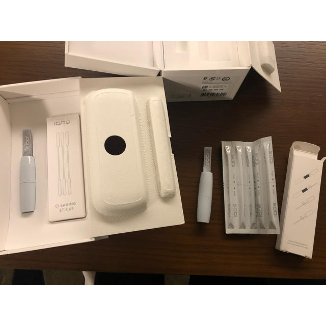 IQOS(アイコス)の海人0812様専用　iQOS3とマルチのクリーニングセット メンズのファッション小物(タバコグッズ)の商品写真