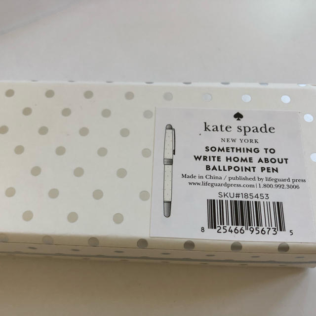 kate spade new york(ケイトスペードニューヨーク)のkate spade 新品未使用　ボールペン　ホワイト インテリア/住まい/日用品の文房具(ペン/マーカー)の商品写真