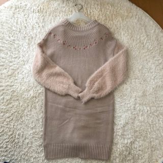 ティティアンドコー(titty&co)のニットワンピース　刺繍ワンピース(ひざ丈ワンピース)